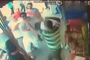 CCTV: Boxeador Irlandés se enfrenta solo a un grupo de vendedores turcos y GANÓ
