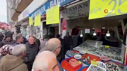 Fiyatı 75 TL'den tam 25 TL'ye düştü! Metrelerce kuyruk oluştu!