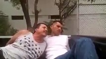 #Chihuahua - Policía Municipal hace que hombres se besen para dejarlos libres