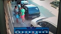 CCTV - Lo que tuvo  que hacer este conductor para sacar su auto de donde estab estacionado