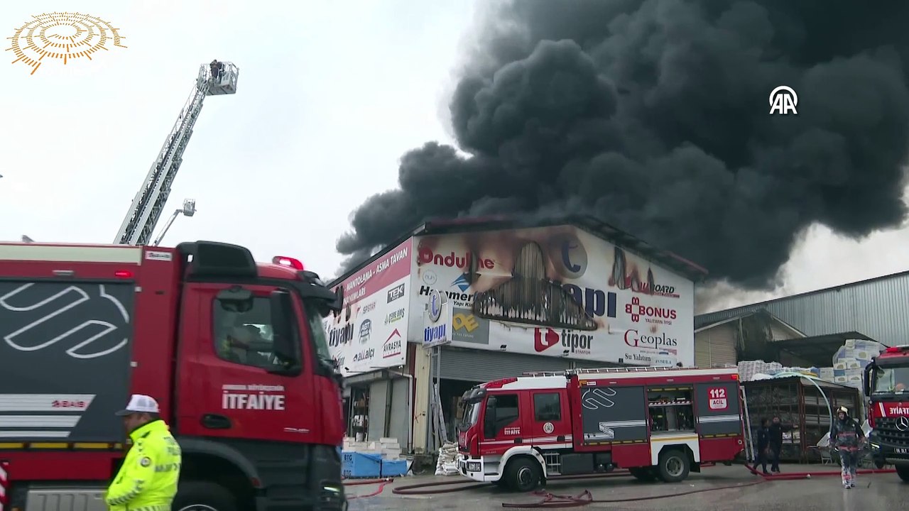 Başkentte çıkan depo yangınına itfaiye ekipleri müdahale ediyor