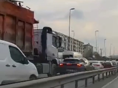 Avcılar D-100 Karayolunda TIR otomobile takıldı; kaza kamerada