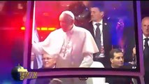 El Papa Francisco saludando a las personas en calles de Filadelfia