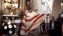 #LadyPadre - Sacerdote es grabado bailando en plena misa