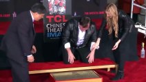 Quentin Tarantino deja sus huellas en el historico Teatro Chino de Hollywood