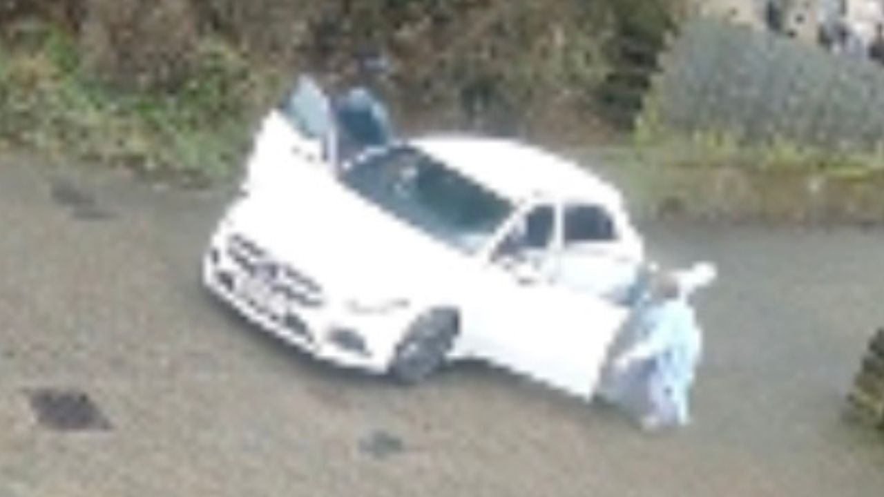 Mutige Mutter und Tochter stellen sich am helllichten Tag zwei Autoknackern