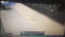 CCTV - Hombre intenta detener trailer con sus propias manos