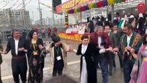 Leyla Zana ve Tuncer Bakırhan, Diyarbakır Newroz'unda birlikte halay çekti
