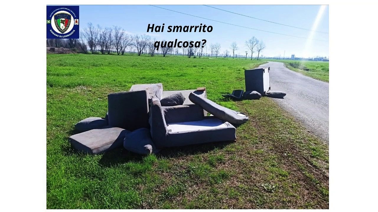 Abbandona un divano in strada e i vigili glielo riportano a casa: multa da 10mila euro