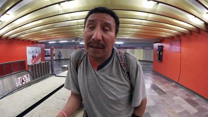 Video herunterladen: Vendedores ambulantes en el metro