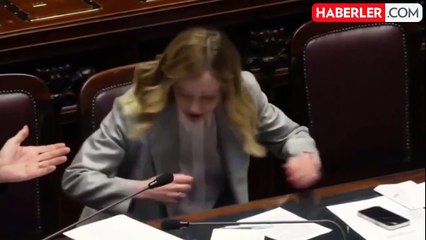 İtalya Başbakanı Meloni, parlamentoda gelen eleştiriler üzerine ceketiyle yüzünü kapattı