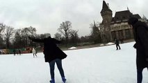 Mujer cae mientras bailaba sobre hielo