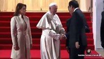 Angelica Rivera ignorada completamente durante la llegada del Papa Francisco