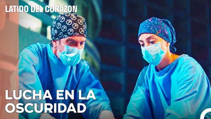 Esfuerzo Por Rescatar Al Herido Atrapado En El Vehículo - Latido Del Corazon