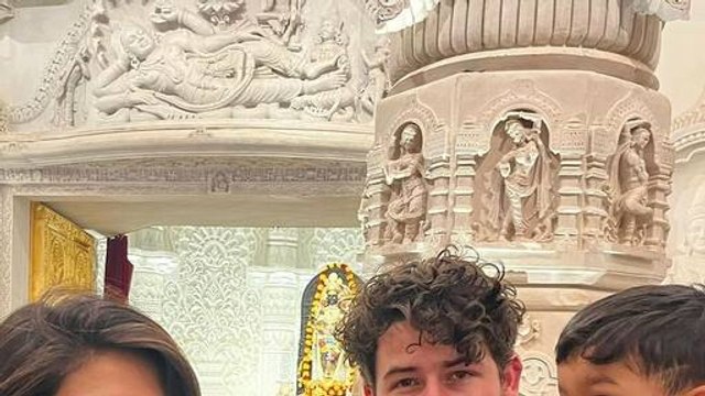 अयोध्या में प्रियंका चोपड़ा ने पल्लू से ढका बेटी का सिर, निक जोनस को किया इशारा