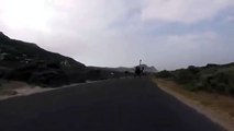 Ciclistas son perseguidos por una enorme avestruz