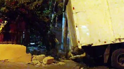 Fallido intento de robo de un camión termina en accidente 2/2
