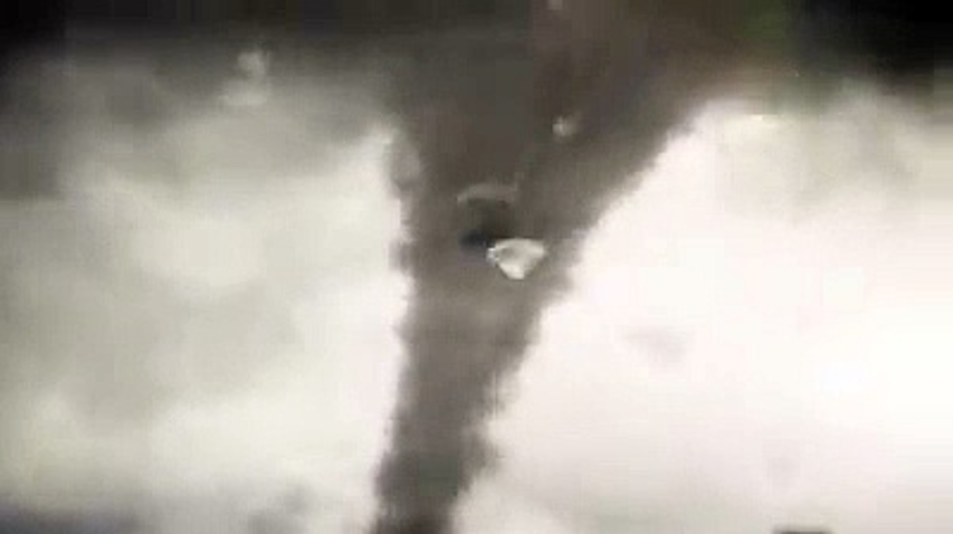 Tornado derrumba helicóptero