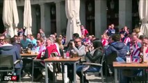 Aficionados de futbol tiran monedas a indigentes en Madrid