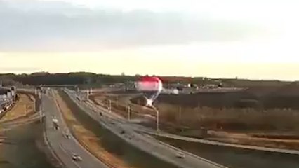 Un accidente de un globo aerostático al chocar contra un cable de tensión acaba en llamas y con sus ocupantes cayendo