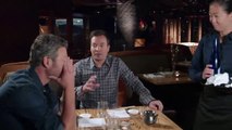 Jimmy Fallon hace probar sushi a Blake Shelton