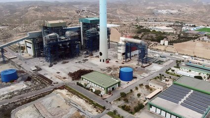A vista de dron: así cae la chimenea de 200 metros de la térmica en el pueblo de El Algarrobico