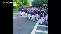 #Viral - Cadete atrapada enviando mensajes de texto durante la marcha