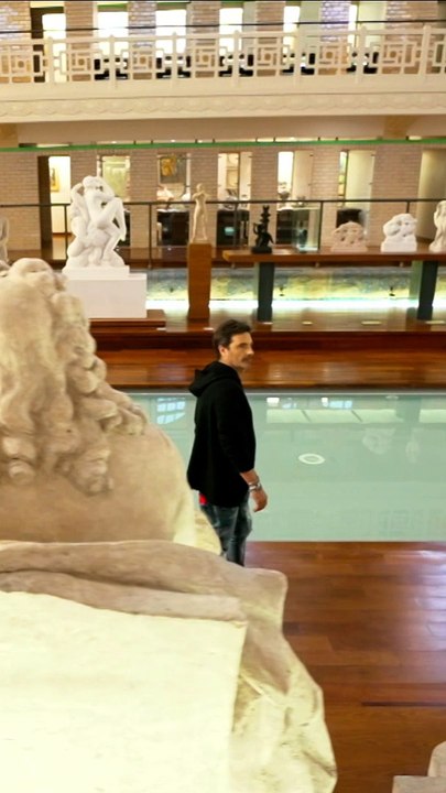 Découvrez les premières images du documentaire de TV5Monde « 1ère fois au musée », incarné par l'artiste Richard Orlinski qui a convié des jeunes à La Piscine de Roubaix - Regardez