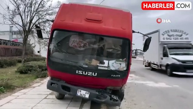 Küçükbaş hayvan yüklü kamyon devrildi: 1 koyun telef oldu