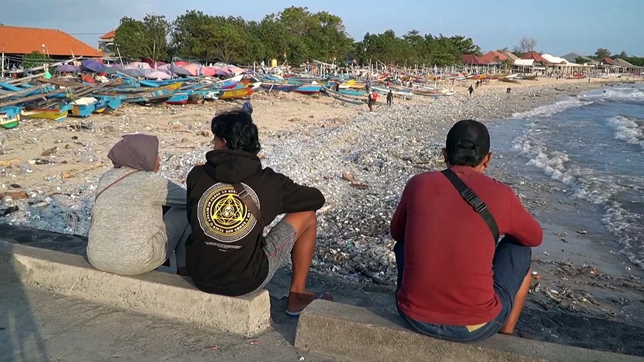 ‘Maré de lixo’ atinge praias da Indonésia