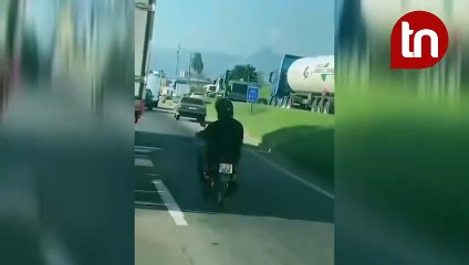 Segurança em 1º lugar! Motociclista usa melancia como 'capacete'; veja
