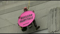 Protesta di Greenpeace a Bruxelles contro il summit sul nucleare