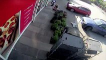 #CCTV - Anciana borracha choca contra una tienda y casi atropella a un niño