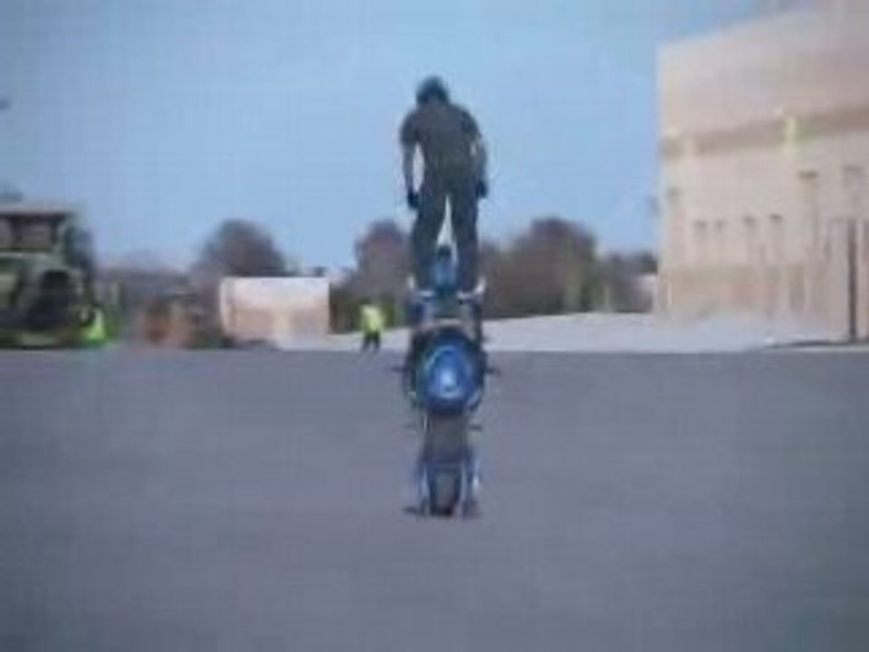 Stunt Moto dans la neige