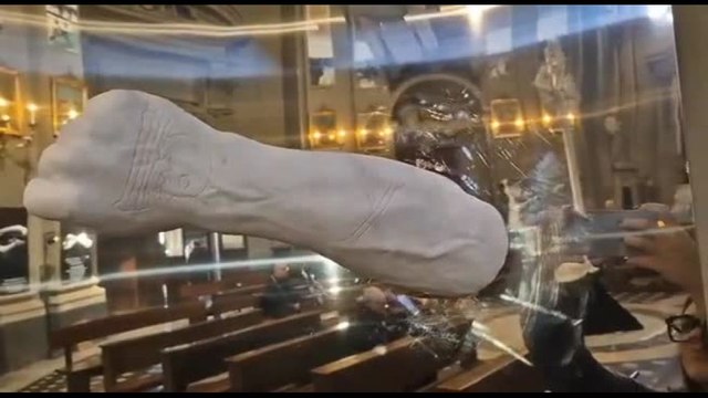 L'arte del tatuaggio entra in chiesa con installazioni di Marco Manzo