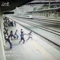 Héroe rescata a una mujer de lanzarse a las vías del metro en China