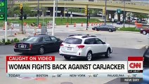 Mujer pelea con Ladrón que intenta robar su Carro
