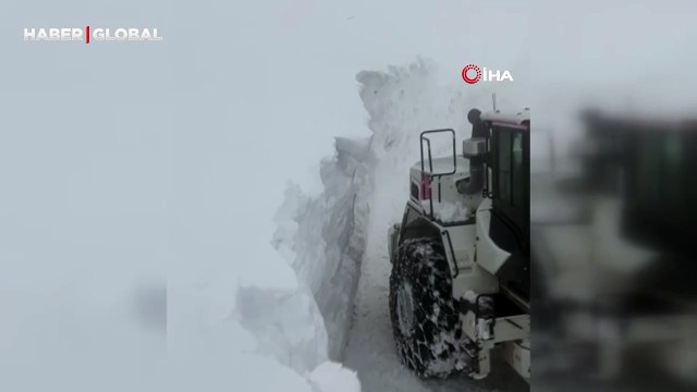 Yüksekova'da 4 metrelik kar tüneli ekiplere zor anlar yaşattı