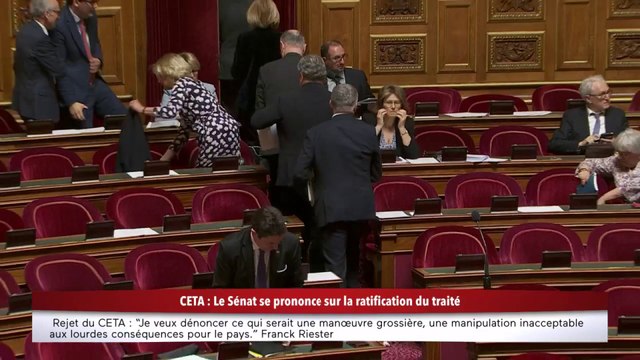 Dénonçant la clôture des débats, les sénateurs centristes quittent l'hémicycle