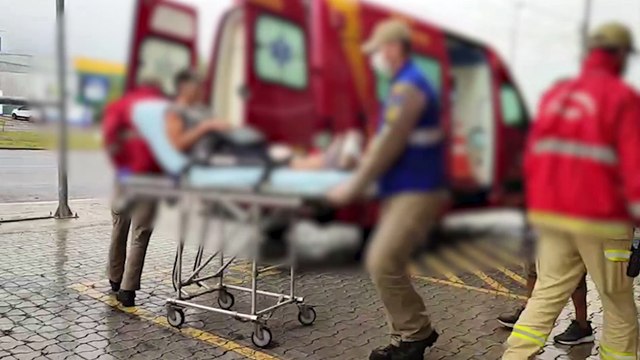 Mulher escorrega e sofre luxação no joelho na Avenida Tancredo Neves