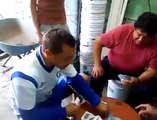 #VIDEO - Chaco Giménez juega baraja con albañiles en La Noria