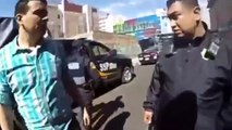 #VIDEO - Arne aus den Ruthen exhibe a policias de la Benito Juárez por apartar lugares en la vía pública