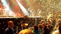 #VIDEO  -- Gene Simmons cae del escenario