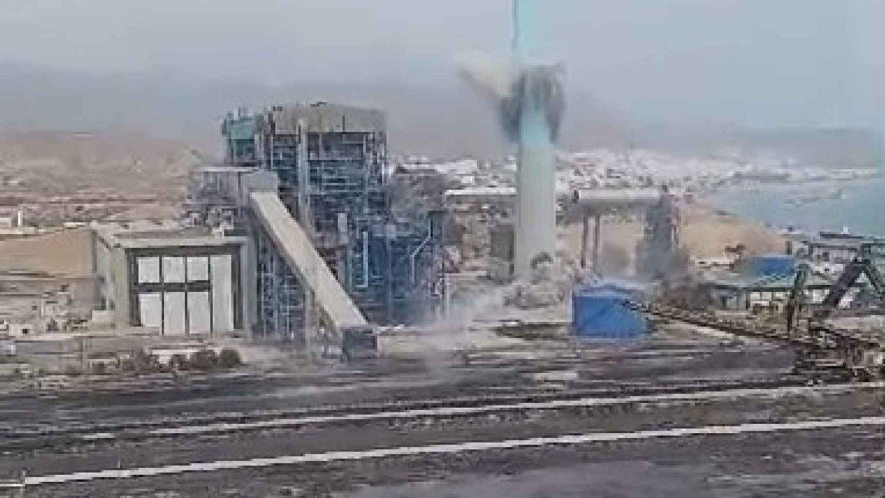 Voladura controlada de la chimenea de la central térmica Litoral de Carboneras (Almería) de Endesa.