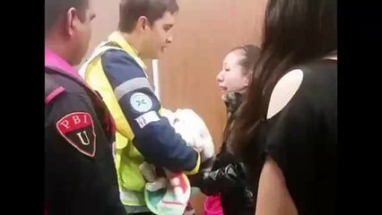 Скачать видео: Muere bebito en brazos de su madre en estacion del metro de la CDMX