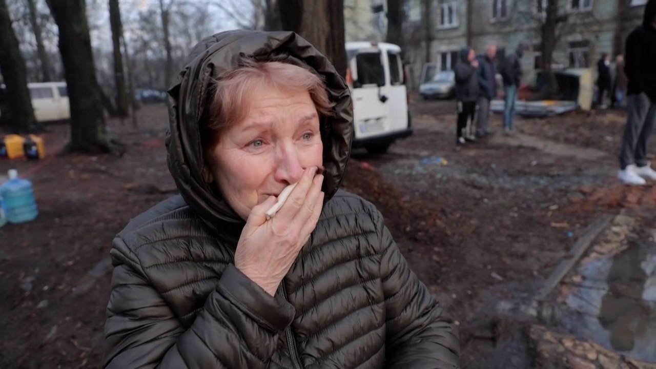La rabia de una anciana ucraniana tras el último ataque de Rusia en Kiev: "¡Maldita sea este Putin!"