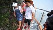 Inauguran en China puente colgante de cristal más largo del mundo