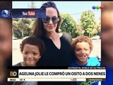 Angelina Jolie les compró un oso a unos niños