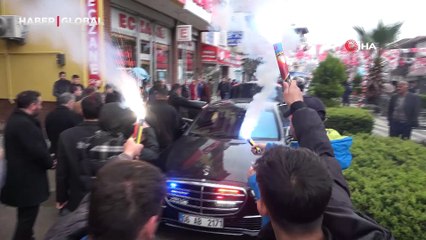 "Beraber ıslanıyoruz şu an" diyerek seçim ofisinin açılışını gerçekleştirdi