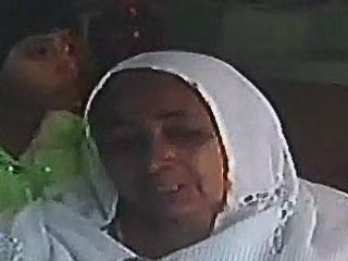 a woman weeps for Benazir Bhutto